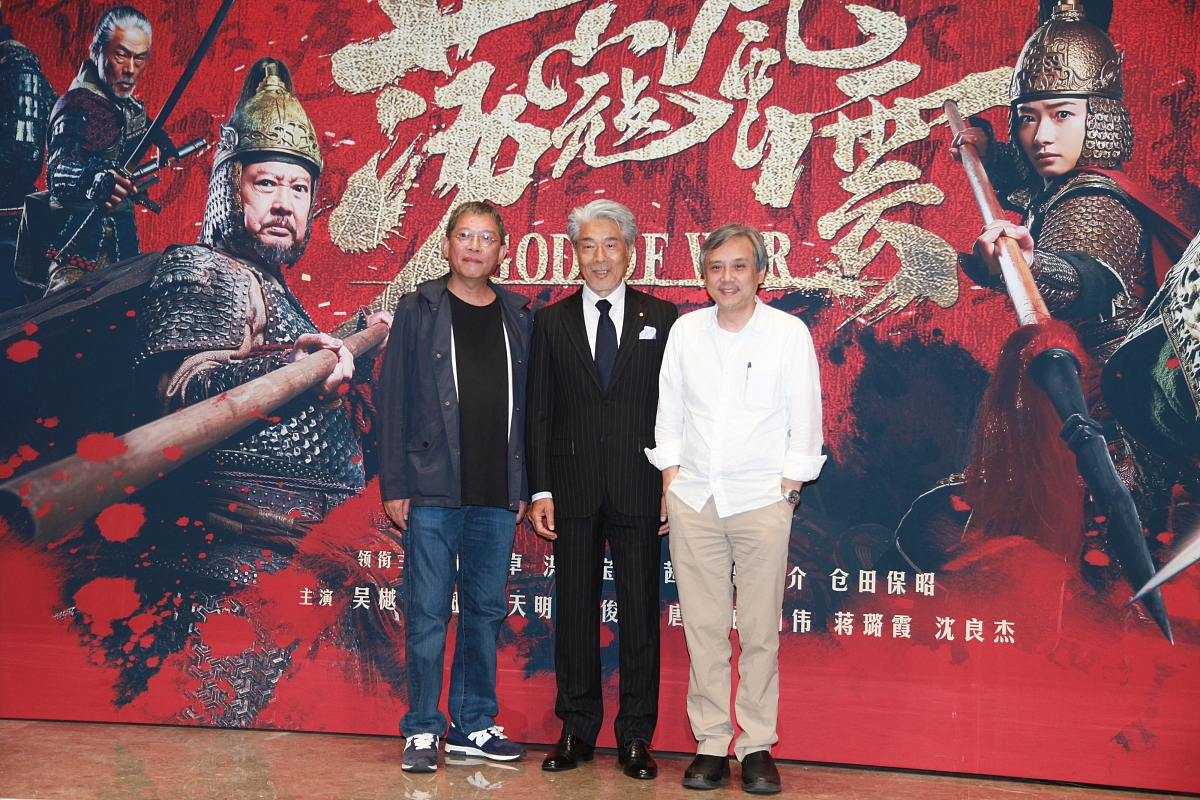 《满江红》是由张艺谋执导沈腾、易烊千玺、张译、雷佳音、岳云鹏、王佳怡领衔主演潘斌龙、余皑磊主演郭京飞、欧豪友情出演魏翔、张弛、黄炎特别出演许静雅、蒋鹏宇、林博洋、飞凡、任思诺、陈永胜出演的悬疑喜剧电影5。该片于2023年1月22日在中国大陆上映2。3月17日在北美上映67。该片讲述了南宋绍兴年间岳飞死后四年秦桧率兵与金国会谈。会谈前夜金国使者死在宰相驻地所携密信也不翼而飞。一个小兵与亲兵营副统领机