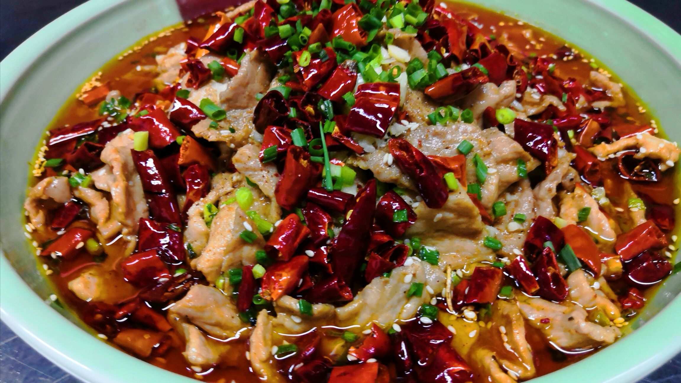 酒店大厨毫无保留为您分享《水煮肉片》既简单、又好吃!先收藏了