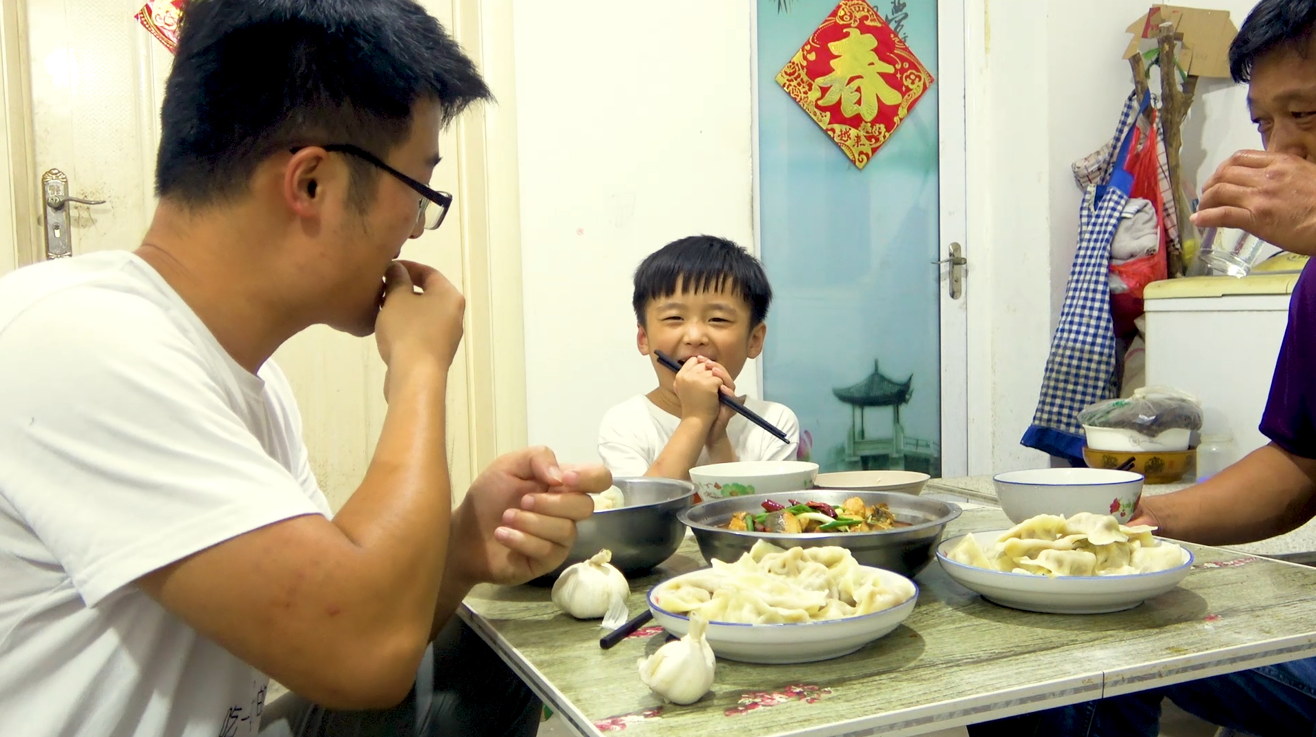 两斤牛肉一盆麻辣鱼,大sao家第一次吃牛肉饺子,有蒜有酒,过瘾