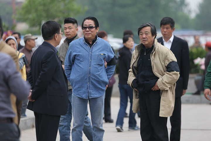 李立群想回河南扫墓遭老家人拒绝，根据这个话题写一篇新闻