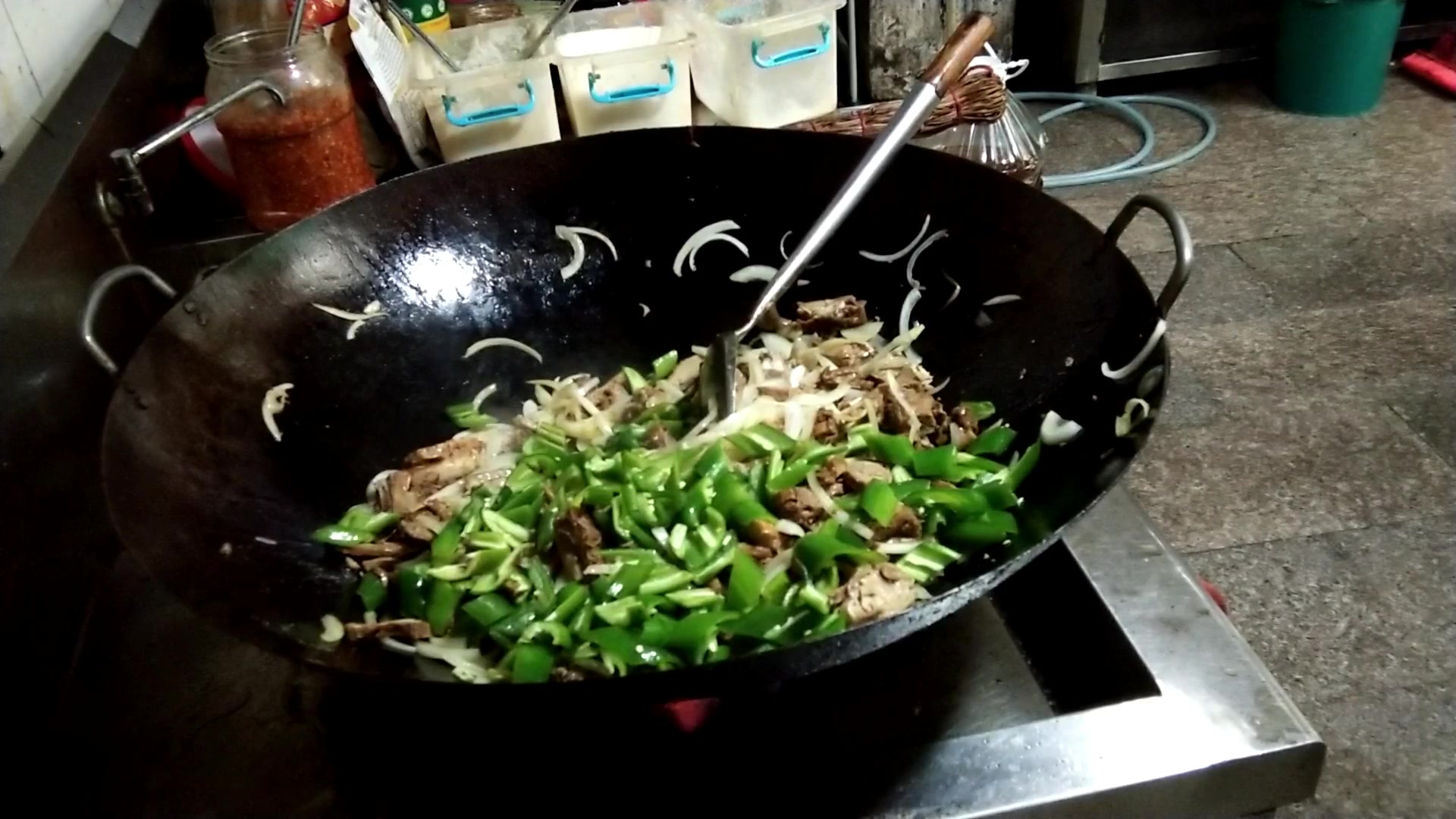 90后酒店厨师长教学徒炒菜,让他炒锅鸭肉,看看这手艺怎么样呢