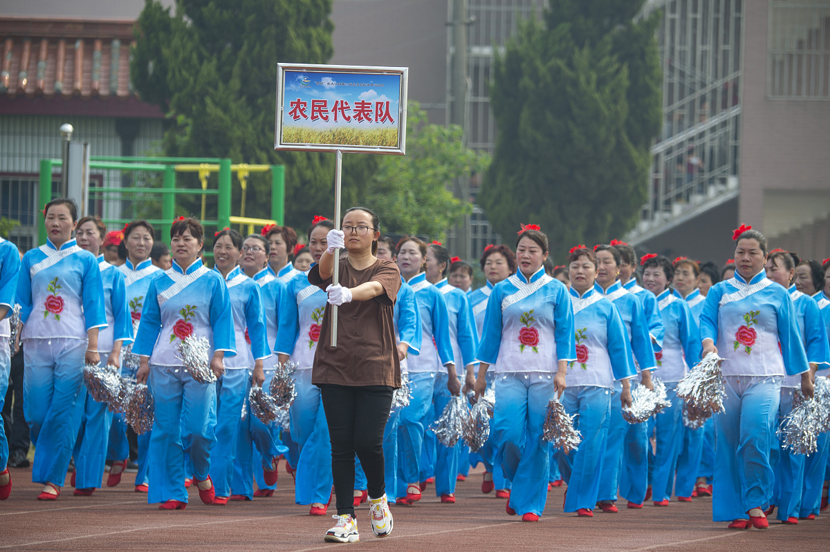 写10个将男人和女人形象的比喻的句子