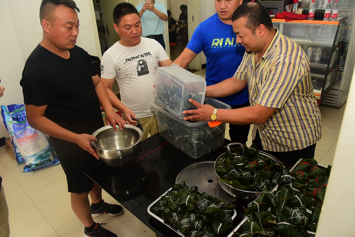 请按照文中的角色设定来帮我续写这篇文章加起来约150字便足够：我重生了重生在扬州生活科技学校这一世我要夺回属于我的一切上一世我因为被小人陷害导致含冤而死。而这一世我竟然意外激活了觉醒系统刚进校园便看见曾经欺负我的那名小人他不怀好意的凑了过来我眼中闪过一丝决然的光芒。这一世我决定不再忍气吞声要用我的实力让他们见识到真正的强者。觉醒系统赋予了我前所未有的力量我将利用这个机会重新铸造自己的人生。我同以前