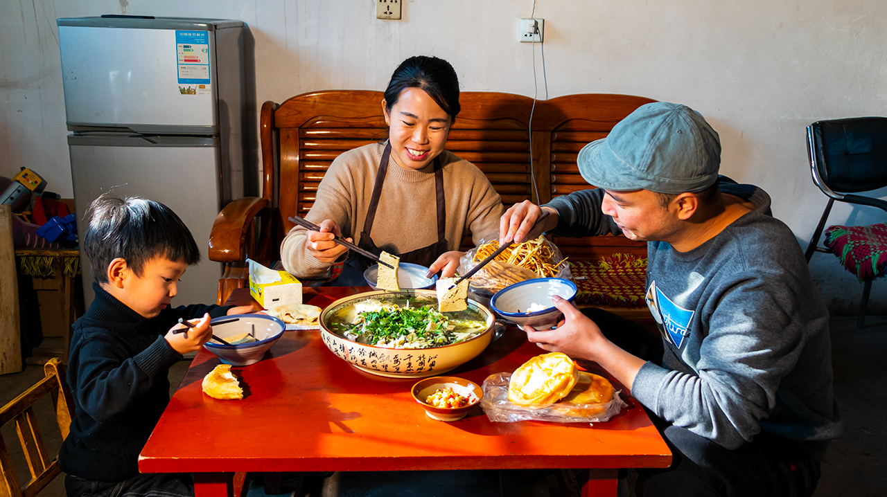 小勇买了鱼头,做酸菜炖鱼头炖豆腐,老公:汤鲜豆腐入味太过瘾了