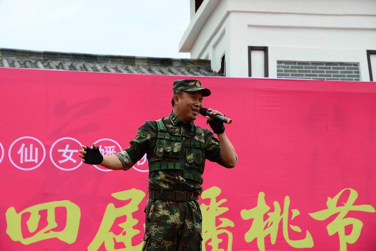 以《路人》为题写一首现代诗