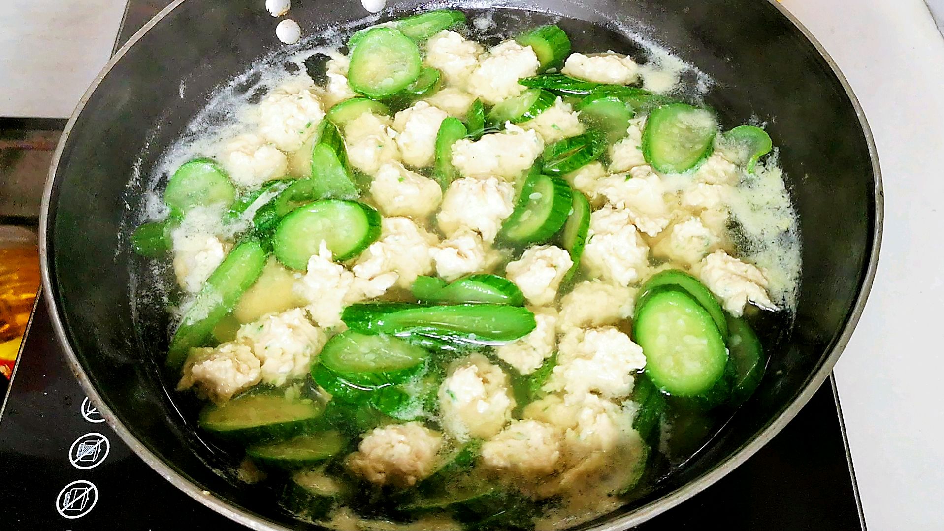 不油炸的鸡肉丸子,高蛋白低脂肪,加一根丝瓜,清热润燥鲜香味美