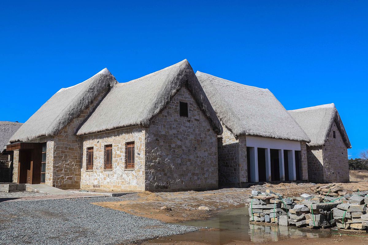 ***_***2018年3月5日,威海荣成市正在建设的"海草部落".