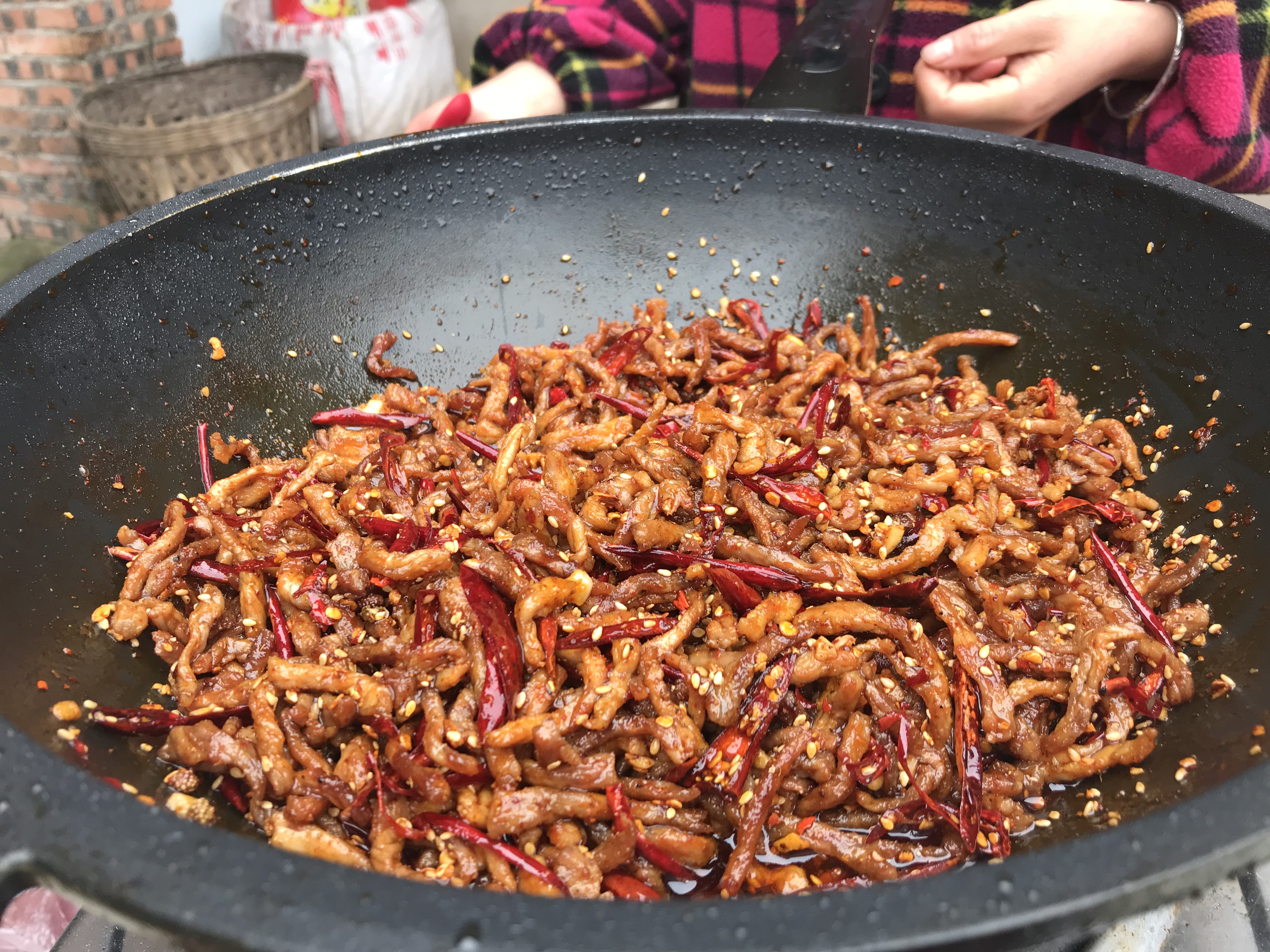 桃子姐在家制作麻辣肉丝,做法独特,步骤详细,味道很赞