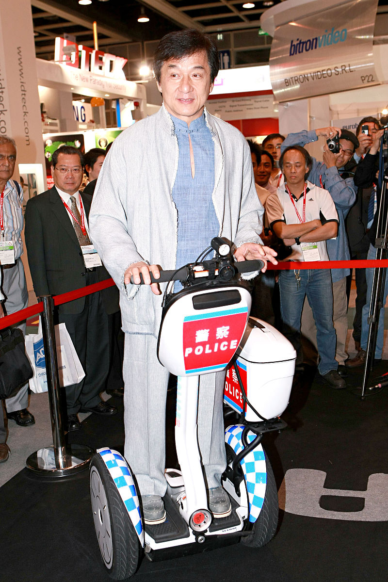 2008年6月4日,香港,成龙出席其代理的segway电动车推介活动.+++_+++成