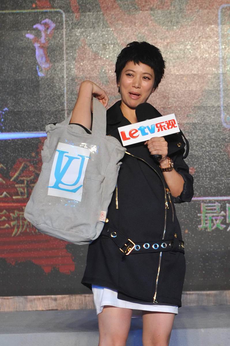 2013年7月25日,北京,电视剧《龙门镖局》古装穿越年会.***_***袁咏仪