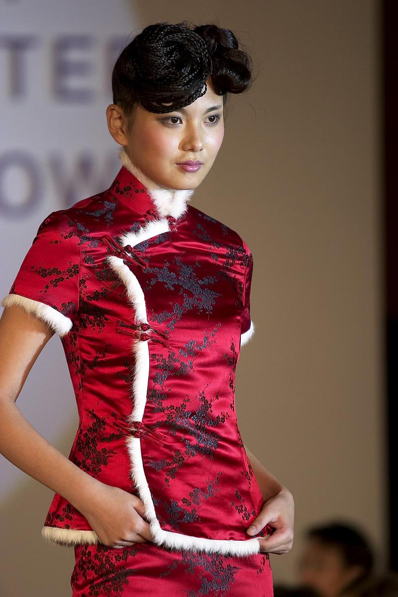 东西合璧的丹丹-罗兰女装品牌在上海发布2003-04秋冬女装.+++_+++丹丹