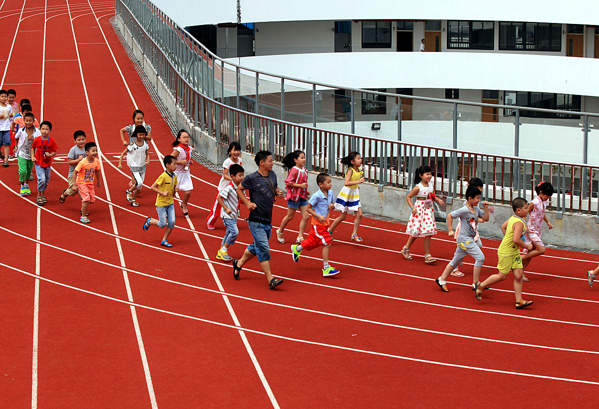 2014年9月1日,天台县赤城街道第二小学的房顶环形跑道正式启用,学生们