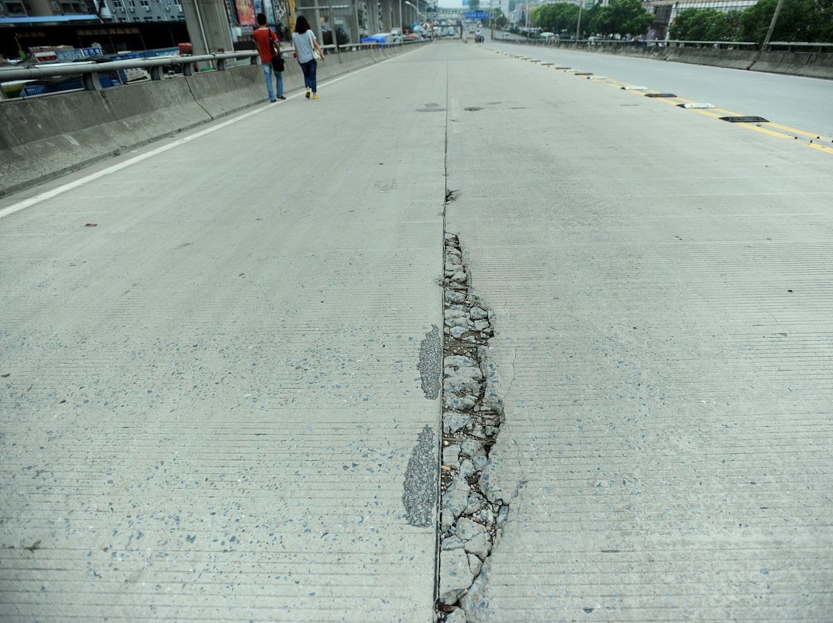 黄石道路桥梁施工混凝土裂缝应对策略：加强混凝土结构设计