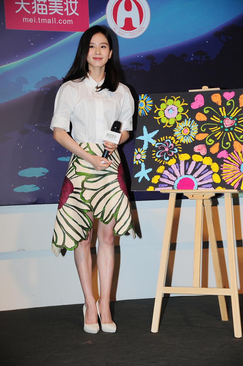 帮我写一个性格恶劣死鱼眼有点顽皮和空虚的19岁的玩游戏王的少年