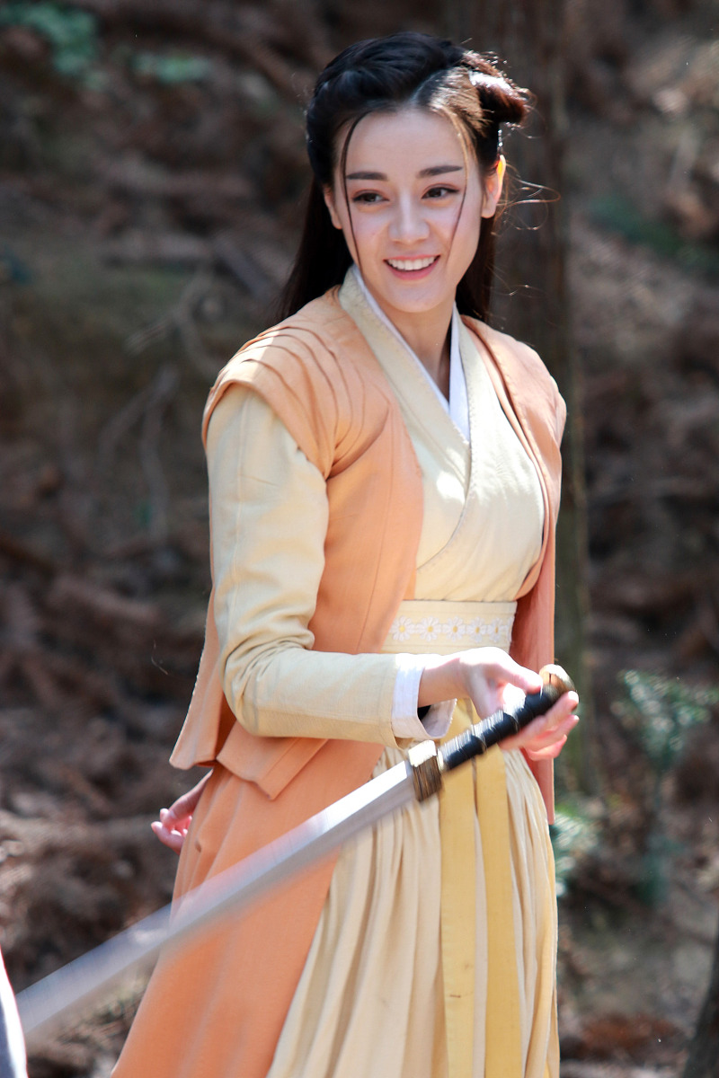 请参考以下内容重新生成一篇800汉字的原创文章。主题是：《迪丽热巴的电视剧有哪些迪丽热巴主演的五部剧值得推荐》语言要幽默口语化。有着颜值、演技担当的迪丽热巴出道之后可以还说顺风顺水不仅作品层出不穷更是给观众们留下深刻印象同时也获得业界人士广泛认可。尤其是近期由她主演的《长歌行》热播后更是取得了口碑收视双丰收她再一次用作品验证了自己的实力。今天笔者就迪丽热巴出道至今主演的多部电视剧中给大家盘点五部口