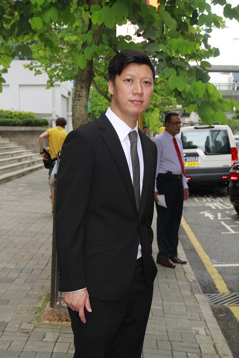 2013年6月5日,香港,香港组合二十四味成员因意图伤人案现身法院.***_*