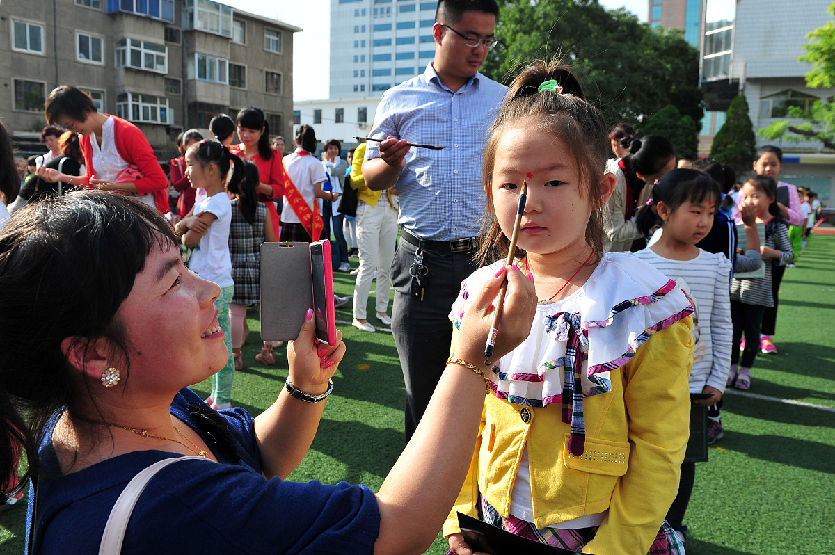 小学诚信校园建设汇报材料尊敬的领导、老师、家长和同学们：大家好！我是某某小学的一名学生今天我来向大家汇报我们学校的诚信校园建设情况。首先我们学校积极开展了诚信教育活动。每周我们都会开展一次诚信教育讲座老师们会讲解诚信的重要性引导我们学生树立正确的价值观和行为规范。同时我们学校还定期举行诚信主题班会通过学习诚信故事、讲述自己的诚信经历等方式让我们更深入地理解诚信的内涵和意义。其次我们学校强化了诚信考