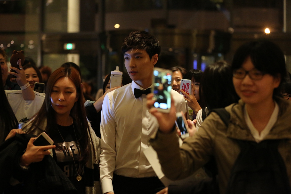 曹雨臣邀好友张艺兴畅饮  深夜酒馆倾诉衷肠