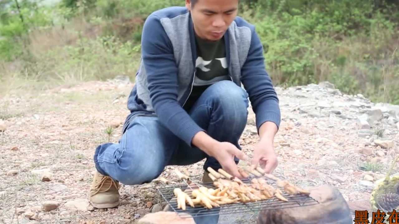 农村小伙把鸡尖鸡爪这样烤,原汁原味!比买的好吃几倍
