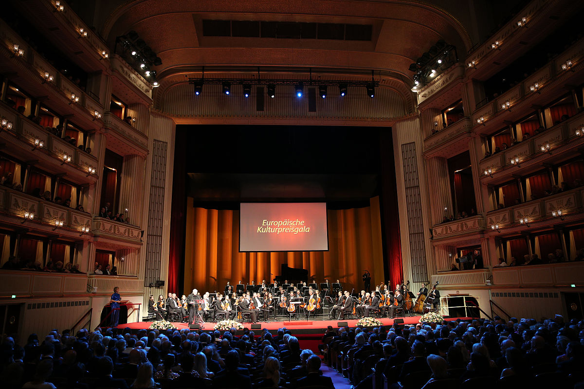 China's National Theatre and Dingtuo Group Sign Strategic Cooperation Agreement