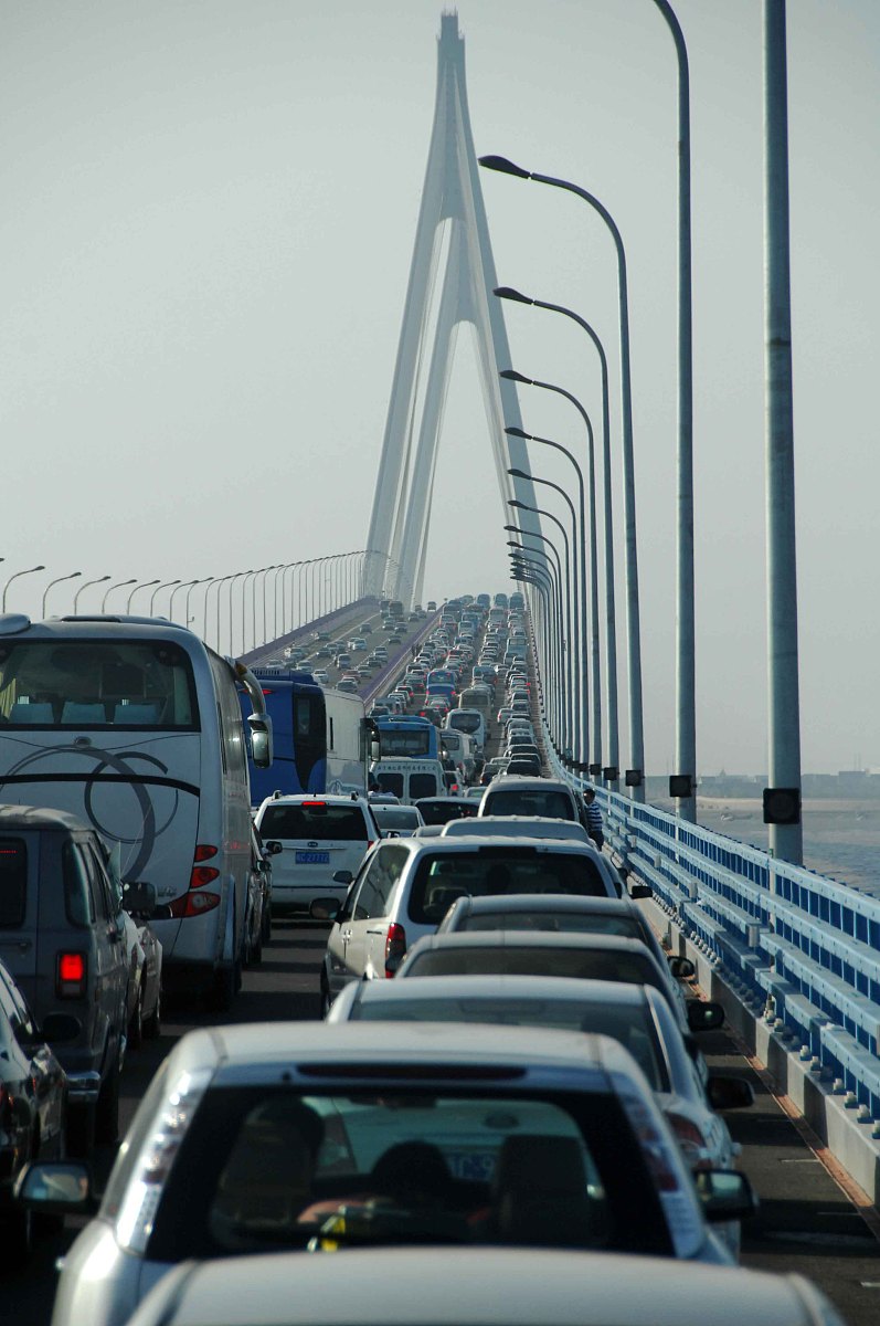 2008年5月2日,是杭州跨江大桥正式通车的第一天,从早上开始,来自各地