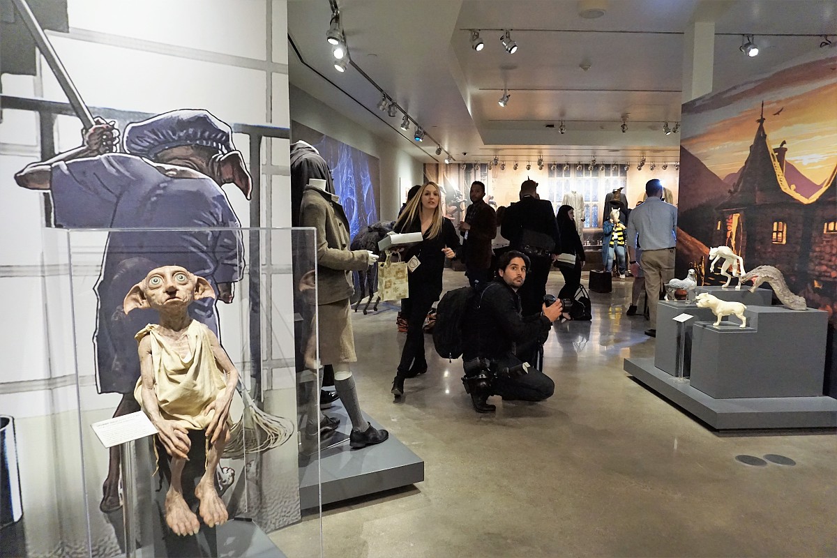 当地时间2016年12月7日,洛杉矶,《神奇动物在哪里》服装在华纳公司展