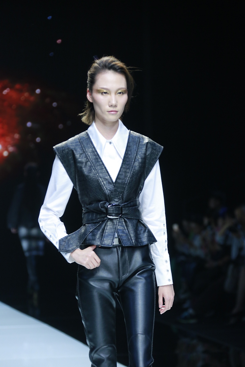 根据洞洞鞋为什么这么火、选择洞洞鞋需谨慎的话题编写一篇时尚资讯不少于六百字