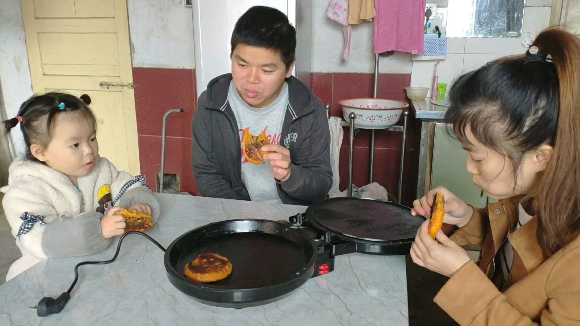 牛肉红萝卜葱做的馅面粉发酵,奶奶用电烤档烤饼又香又脆好吃。