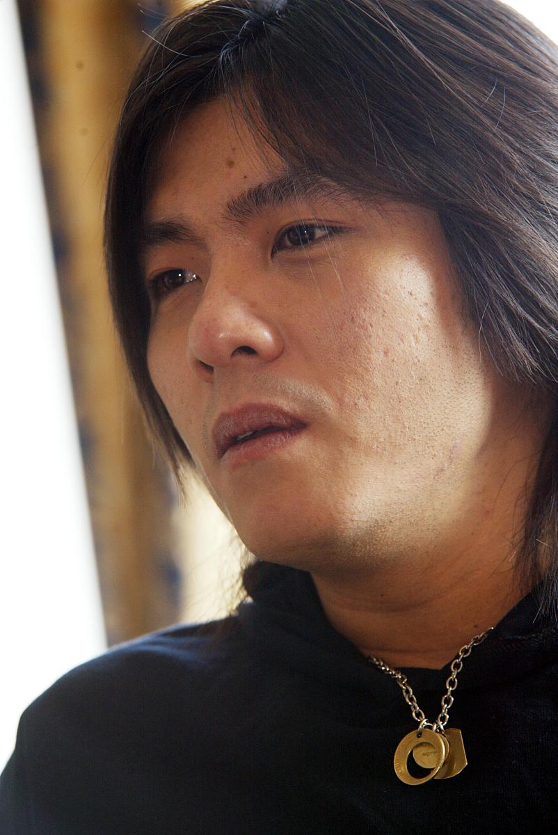 阿杜亮相上海宣传新专辑  (高精度图片)+++_+++,阿杜,坚持到底,专辑,
