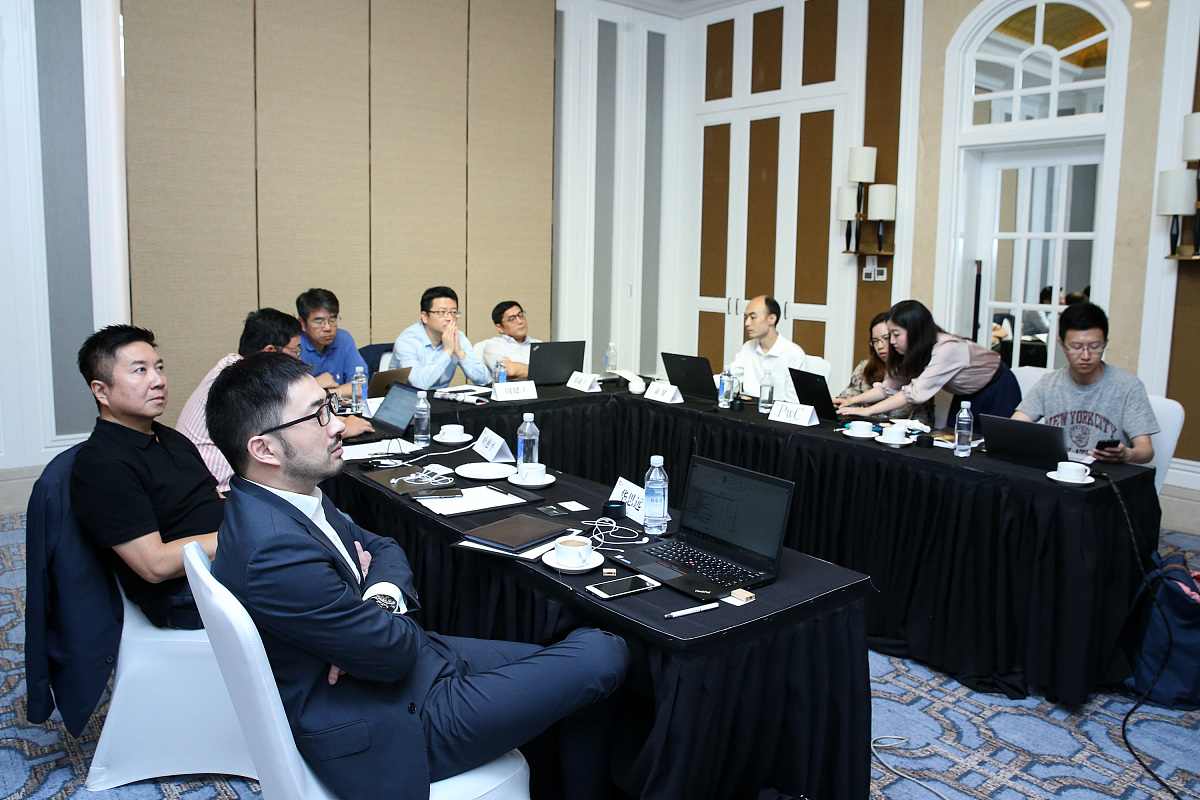 根据一对一访谈的形式访谈DZ公司不一样岗位和等级的代表性主管和关键员工。现有20名受访者涉及到高端、初级和基层管理者及其关键员工。受访者、访谈设计与执行步骤如下：1受访者选择本研究选用分层抽样的基本原则。在和DZ公司高级管理层沟通后选出了20名有意义且有代表性的主管和关键员工主要包括5名高级经理3名副总裁和2名项目总经理、7名中高层主管2名执行董事和5名主管和8名关键员工开展一对一访谈。从各部门的