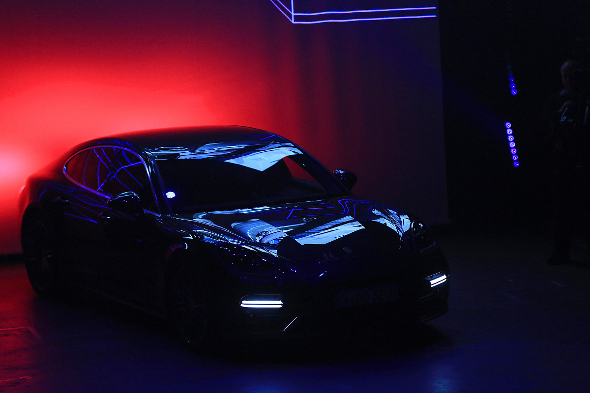 我会向你描述我心目中场景的样子然后希望你可以帮我总结一写关键词然后翻译成英语用逗号隔开场景内容是：30的男人在保时捷跑车上身穿黑色夹克赛博朋克超广角8K背景赛博朋克电影画质细节处理仔细