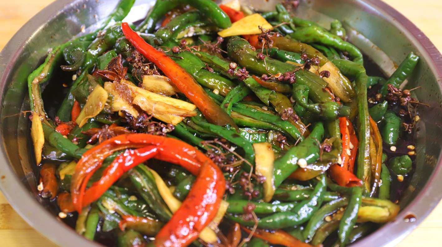 辣椒咸菜还可以这样腌制?掌握这个技巧,香辣过瘾,放多久都不坏