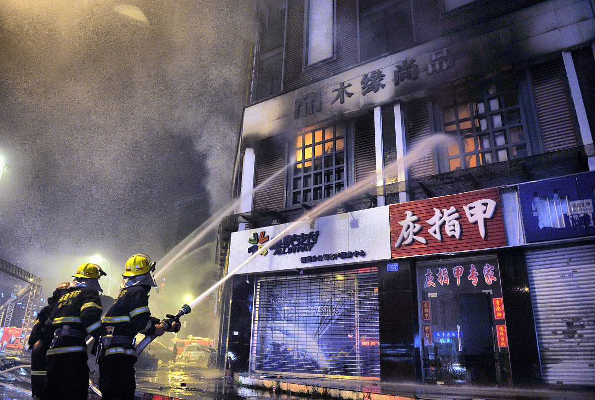 2015年05月14日,福建福州,福州南门兜华商楼二层突发大火,消防战士赶