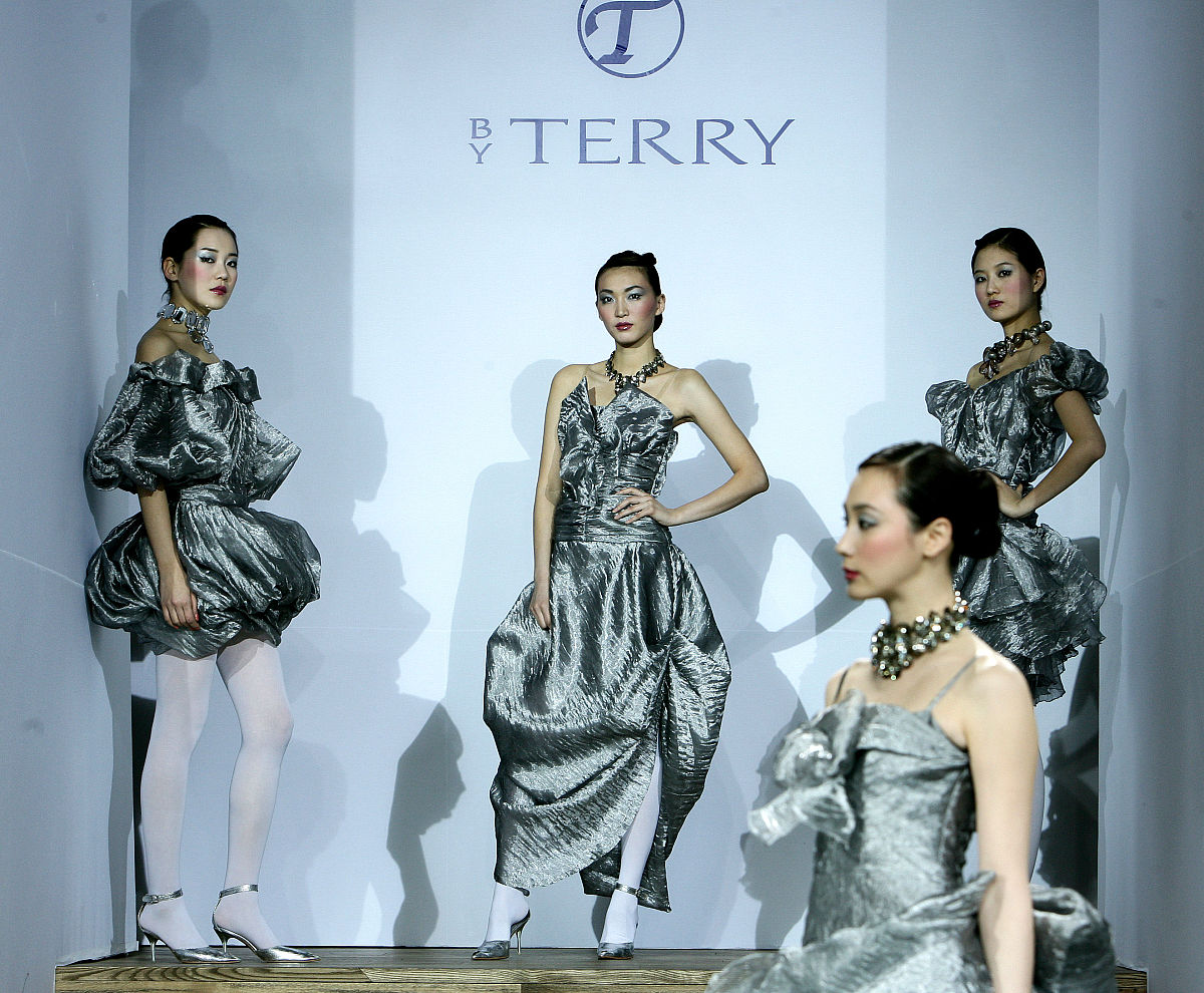 帮我取20组美妆产品的品牌名称要求如下1 必须有中文和英文两个版本并且中英文读音相近2 中文名称为两个汉字组成英文名称为一个单词3 名称简洁明了易读易写方便记忆具有独特性不跟别的品牌重名4 突显产品特性符合女性审美