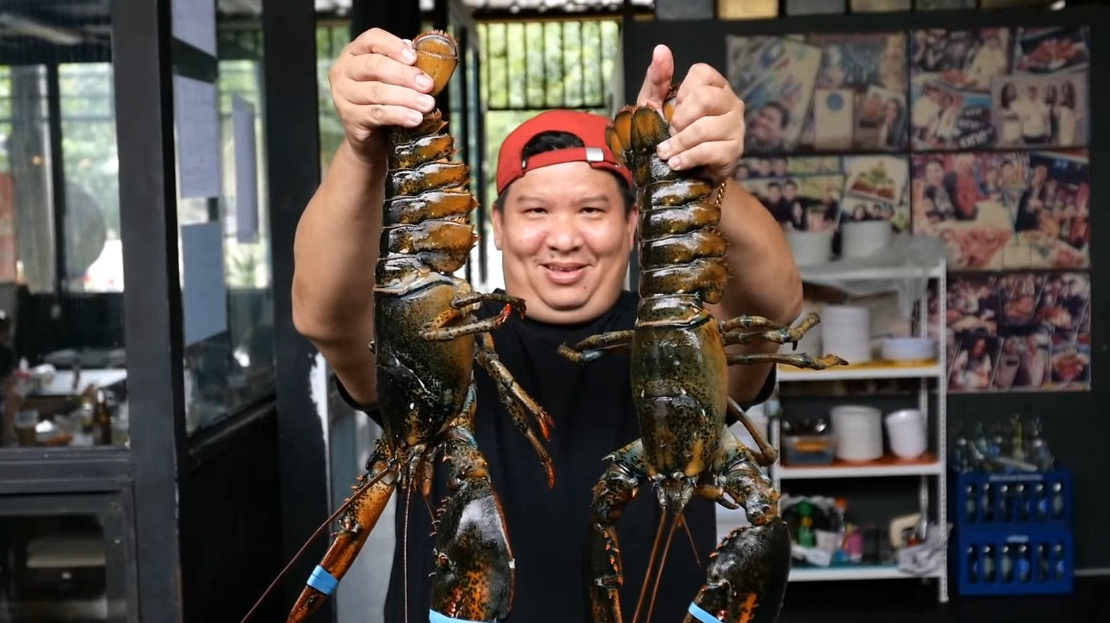 两只快和手臂一样长的大龙虾,看大厨如何处理,一刀下去直爆绿汁