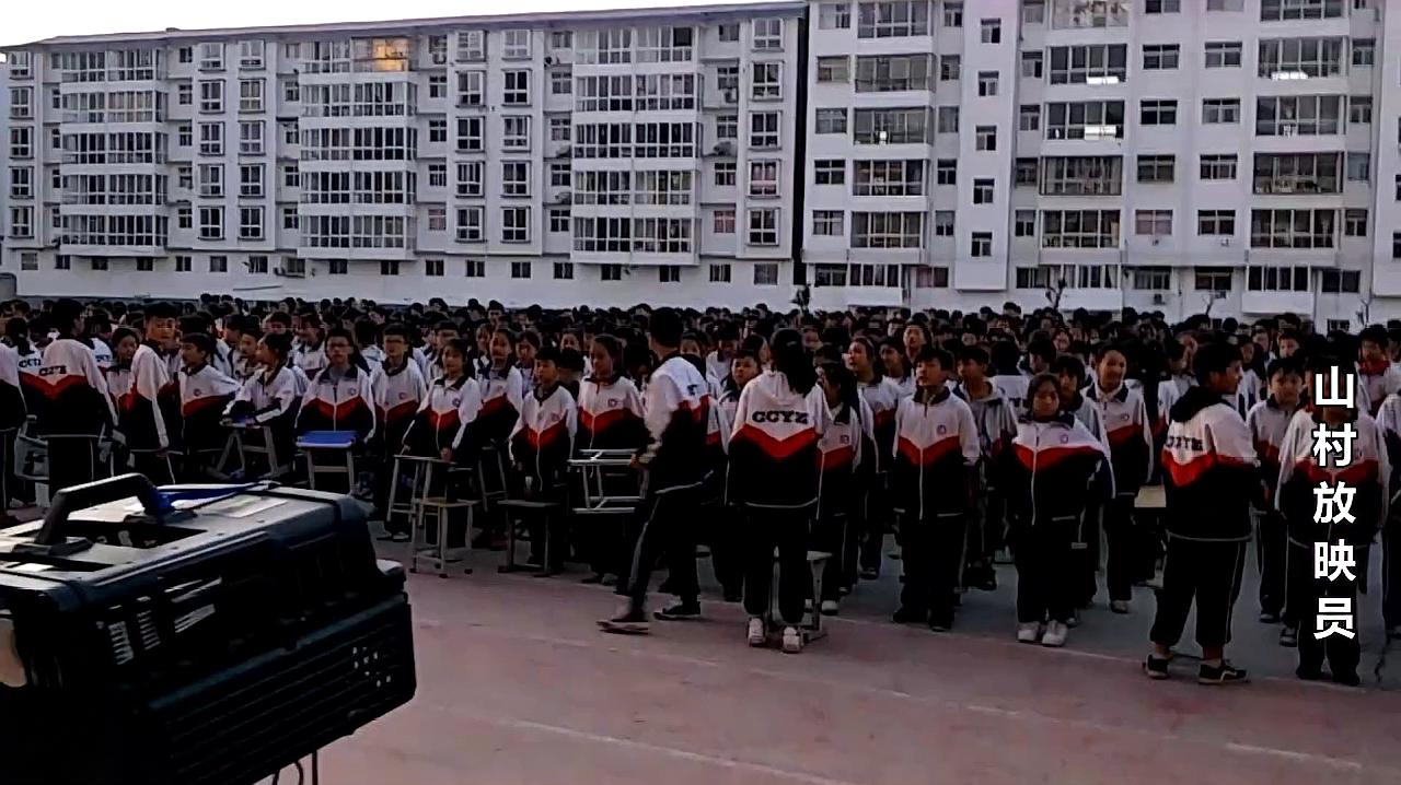 [图]为了启发学生学习精神,陈大叔到学校给学生放映电影“我要上学”