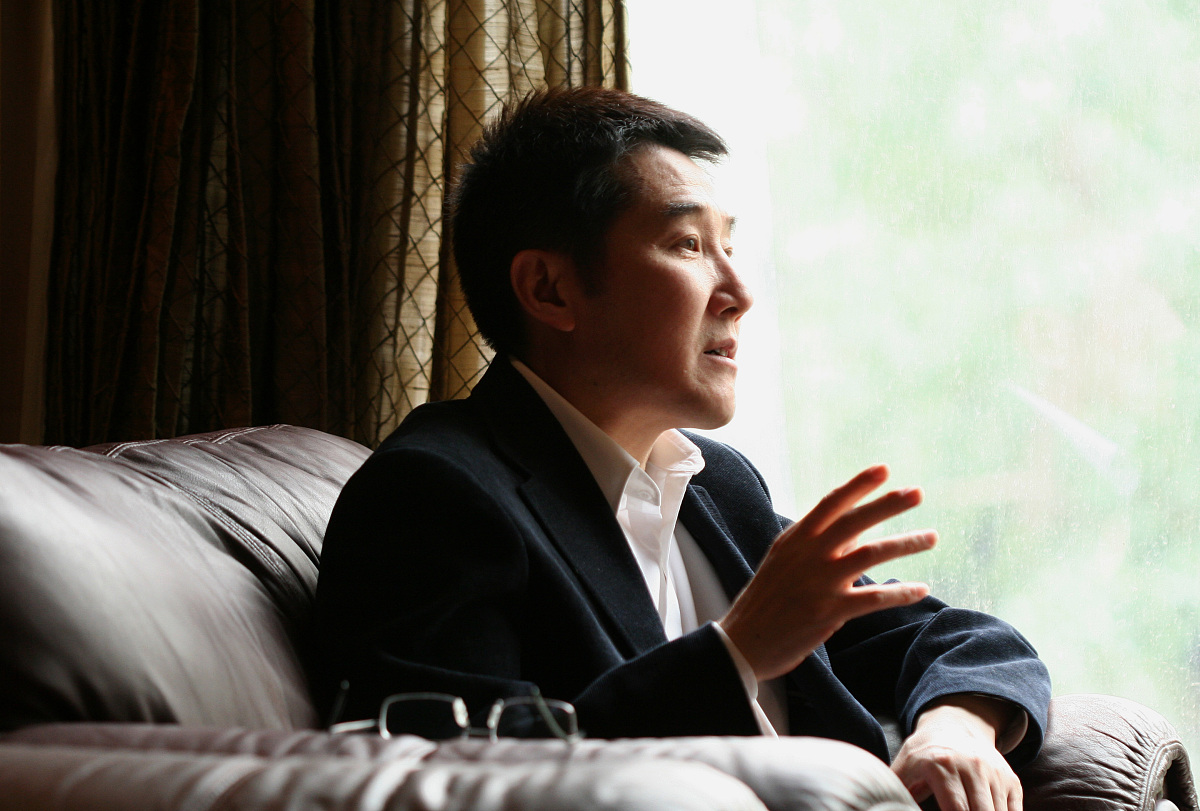 2008年05月20日, 北京,作家海岩在昆仑饭店接受采访.+++_+++海岩,作家