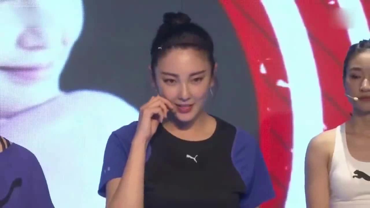 张雨绮离婚后微博首发声,手捧鲜花蛋糕心情很好