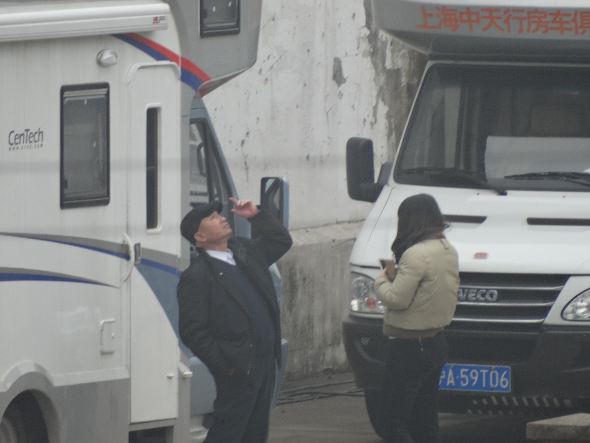 你好您好！有什么可以帮到您呢？一般银行的运钞车一箱能装多少钱？