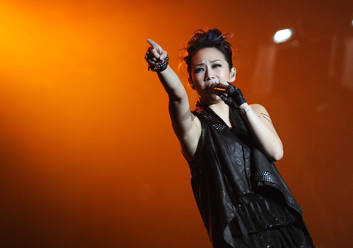 2010年4月17日,北京,林忆莲演唱会北京首都体育馆举行.***_***林忆莲+