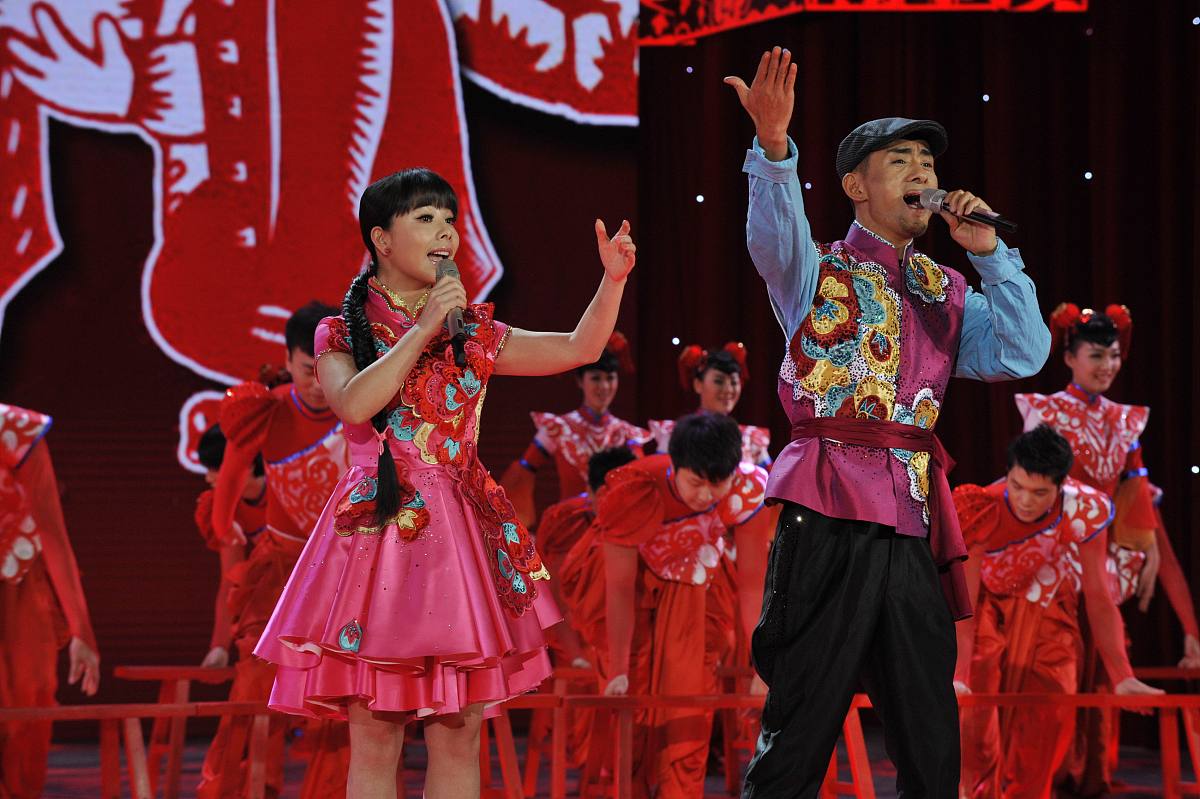 ***_*** 阿宝和王二妮(左) 演唱歌曲《张灯结彩》.