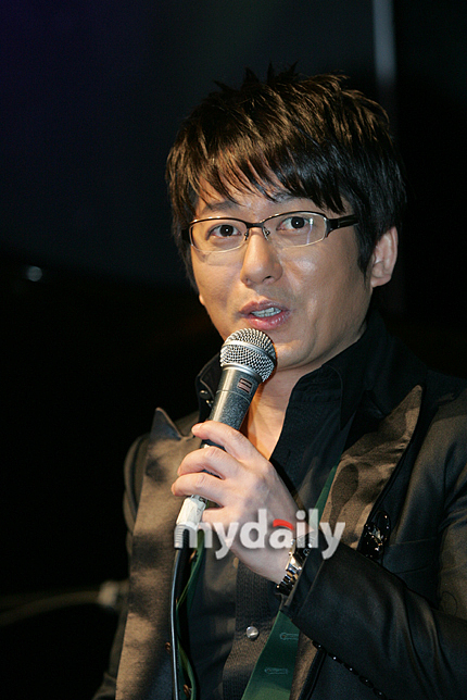 2009年11月11日,首尔,韩国歌手申胜勋新专辑《love o'clock》宣传活动
