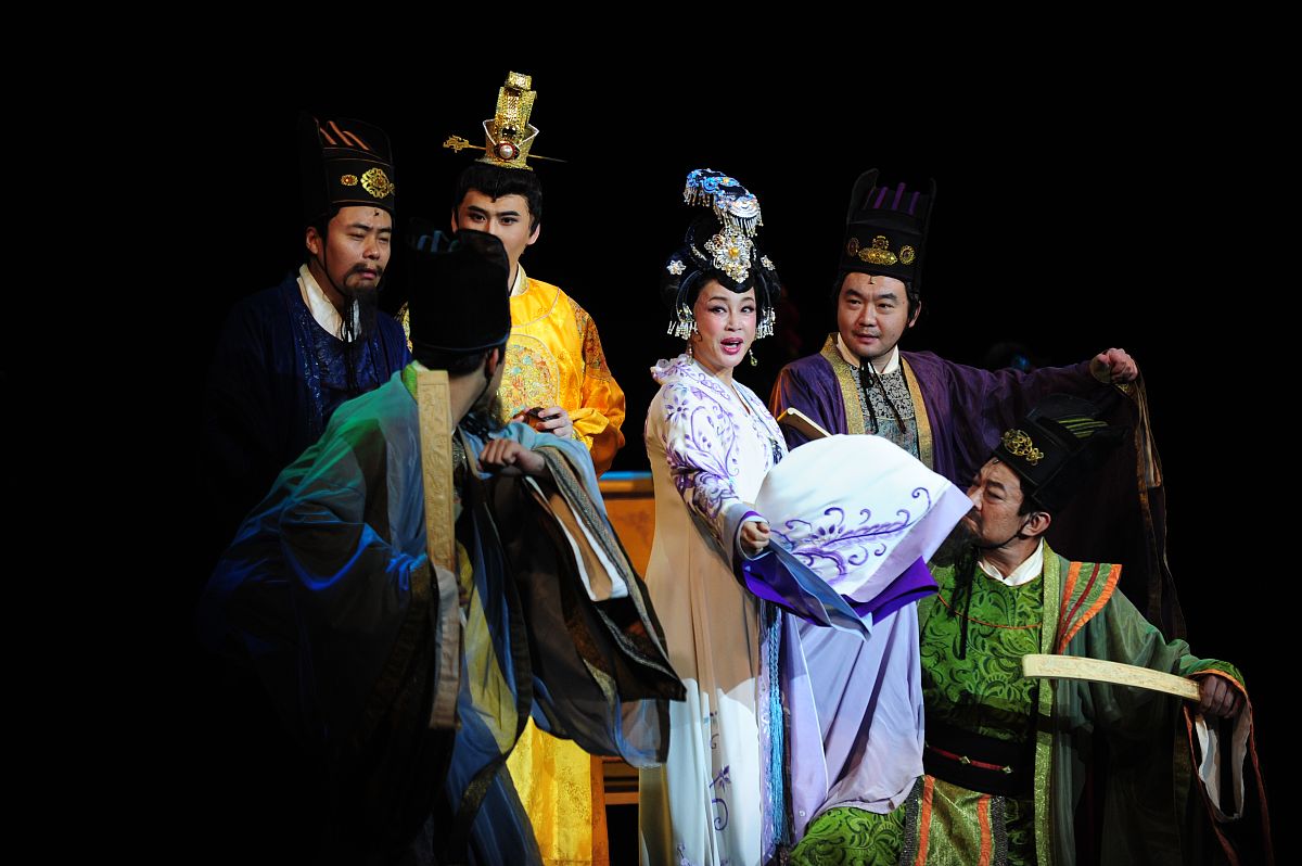 写一个短话剧素材来源于中国历史话剧人数在5人左右。背景：屈原是一个才华出众、热爱国家、胸怀大志的忠臣经常向楚王提出治国的好建议一心想使楚国变得更强大。在楚国人民都很敬重屈原。可惜后来屈原收到了奸臣的诽谤和排挤被逐出京城流放外地无法为国效力只能眼睁睁的看着楚国一天天衰败下去。最后屈原知道楚国被攻破后内心悲愤不已心如刀割随后跳江自尽以身殉国。