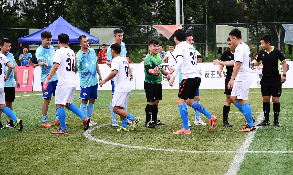 如何邀请一位足球高手参加大学五人制比赛