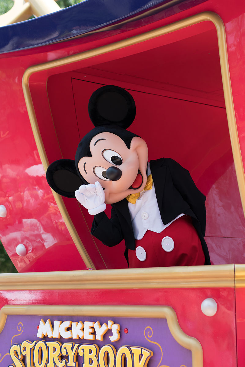 编辑一部电影剧本男主叫王芷萱女主叫胡嘉蕾他们的女儿叫王芷蕾在一个叫米妮视界的异界艰难生存那里有很多神奇的东西结局是他们都死了