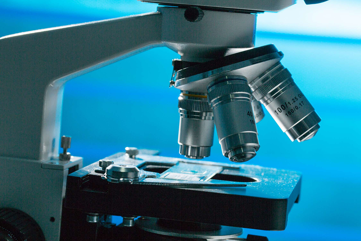 请简述双光子激光显微镜的激发原理和主要应用优势