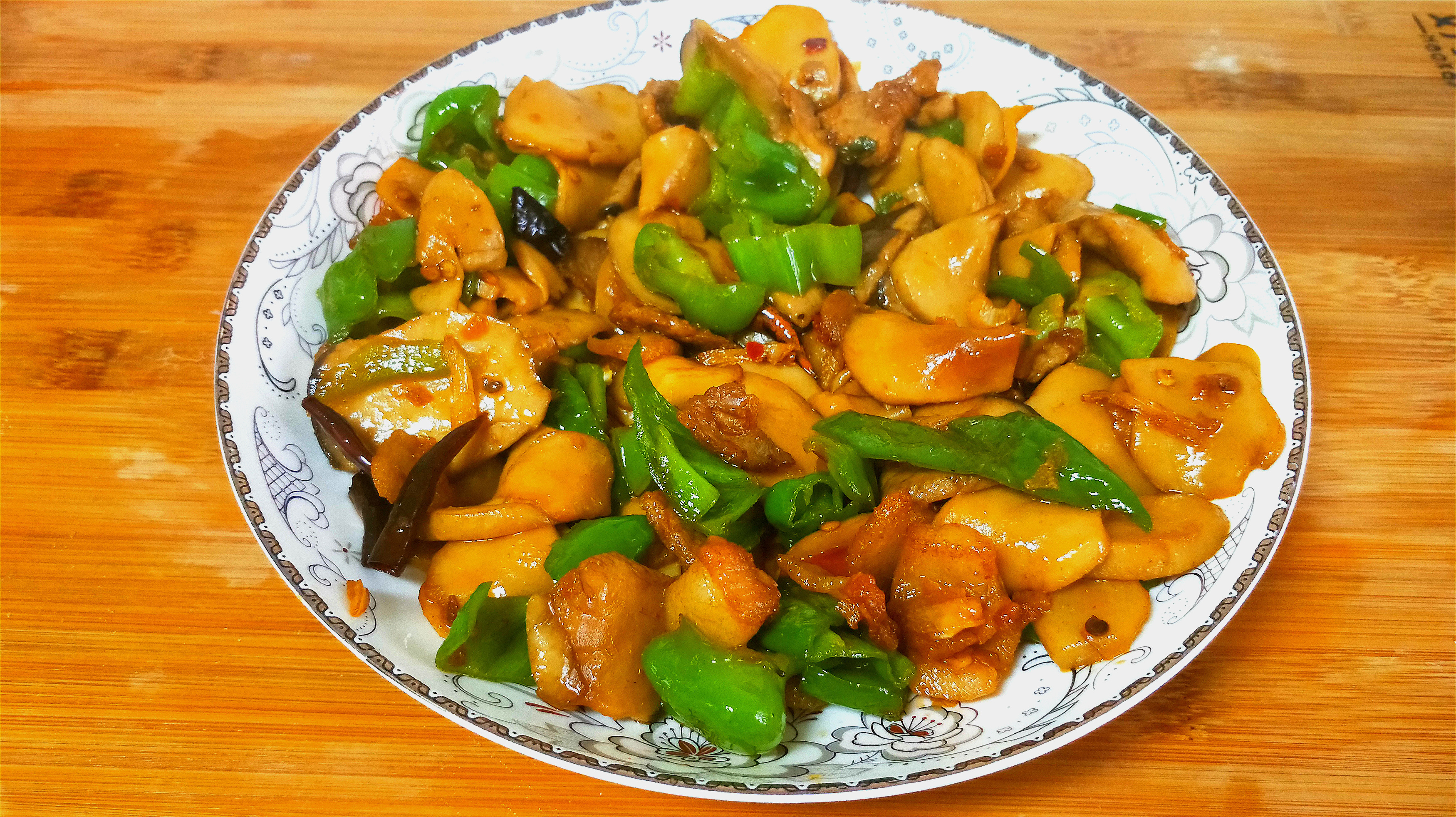用三个杏鲍菇做好吃的家常菜,鲜香下饭,有它在家人多吃两碗饭