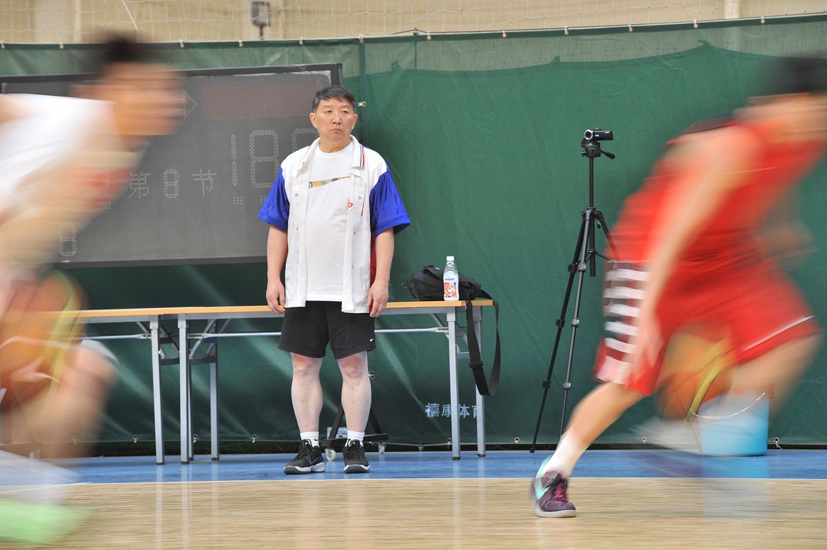 如何颠三十个排球？掌握技巧和训练方法