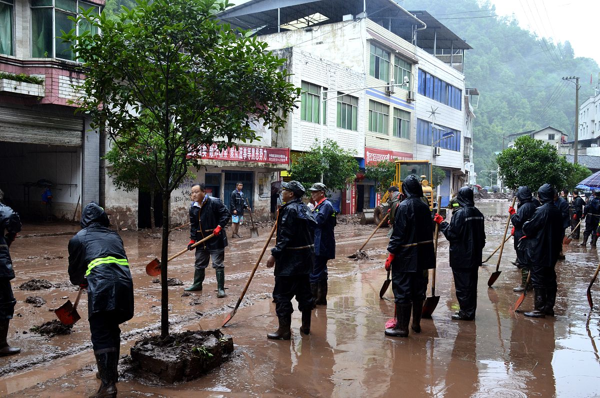 请根据中国湖南省永州市蓝山县的今日实时天气对中小学生进行安全提示要求文字要用方言语言要通俗易懂