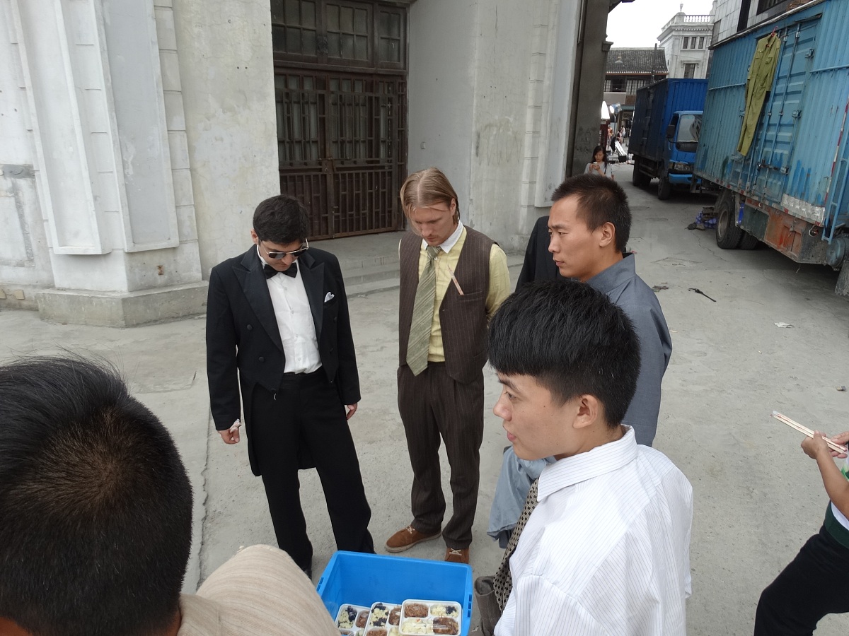 请帮我写一份应急办建设实际情况相关内容如下：肇庆市乡镇街道应急办规范化建设情况河台镇已完成内容：3个定：定职责、定岗位、定人员；8本账：应急办人员信息台账、应急救援队伍人员信息台账、应急物资装备台账、生产经营单位信息台账、自然灾害风险信息台账、安全生产监管工作台账、镇领导联系村、村干部联系户信息台账特殊群体临灾转移四个一信息台账河台镇未完成内容：6个有：有办公场所、有现代办公设备、有应急车辆、有录